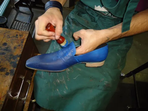 Patinez une paire unique de souliers de ville en cuir - Image n°3 - Wecandoo