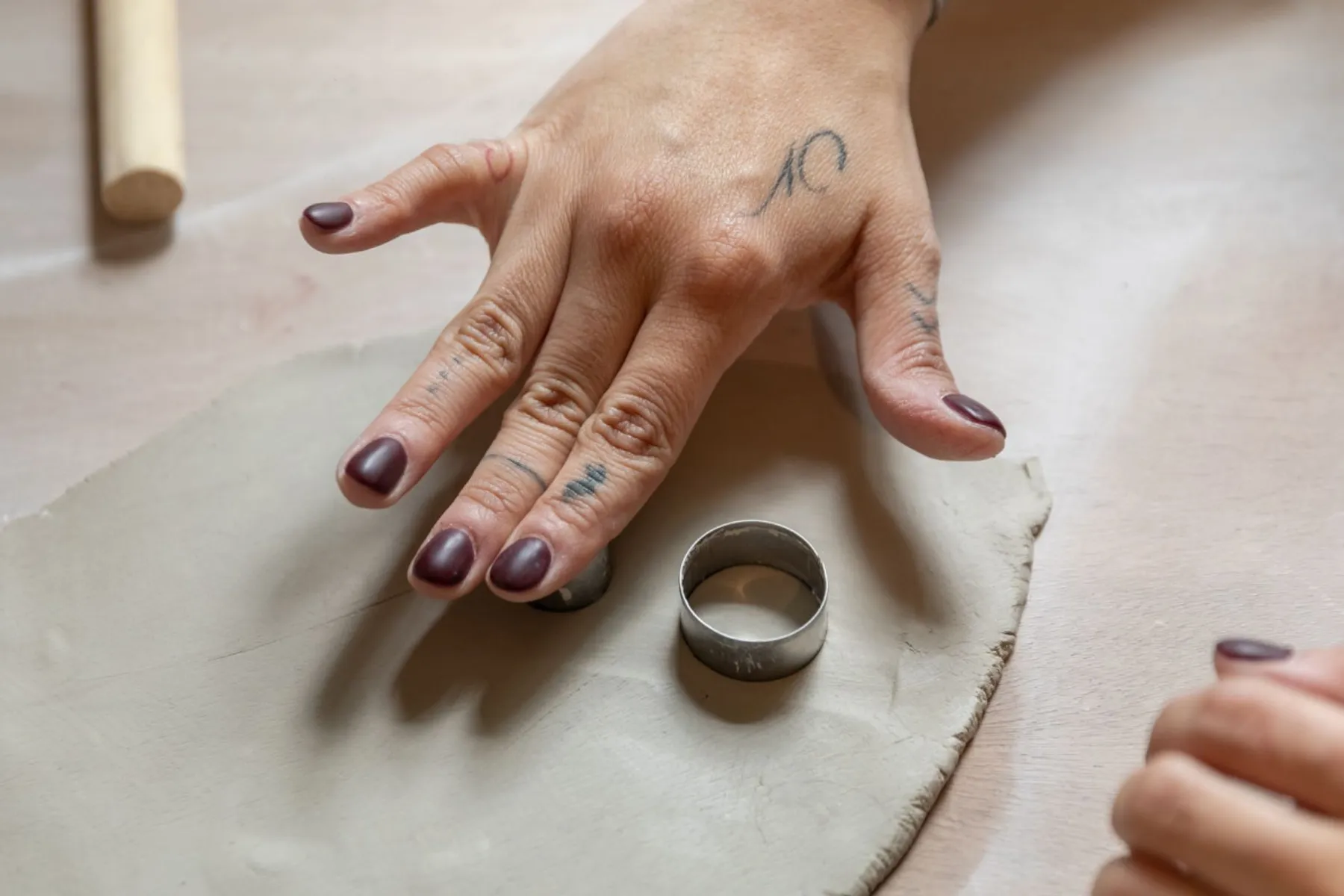 Modelez vos boucles d'oreilles en céramique - Image n°2 - Wecandoo