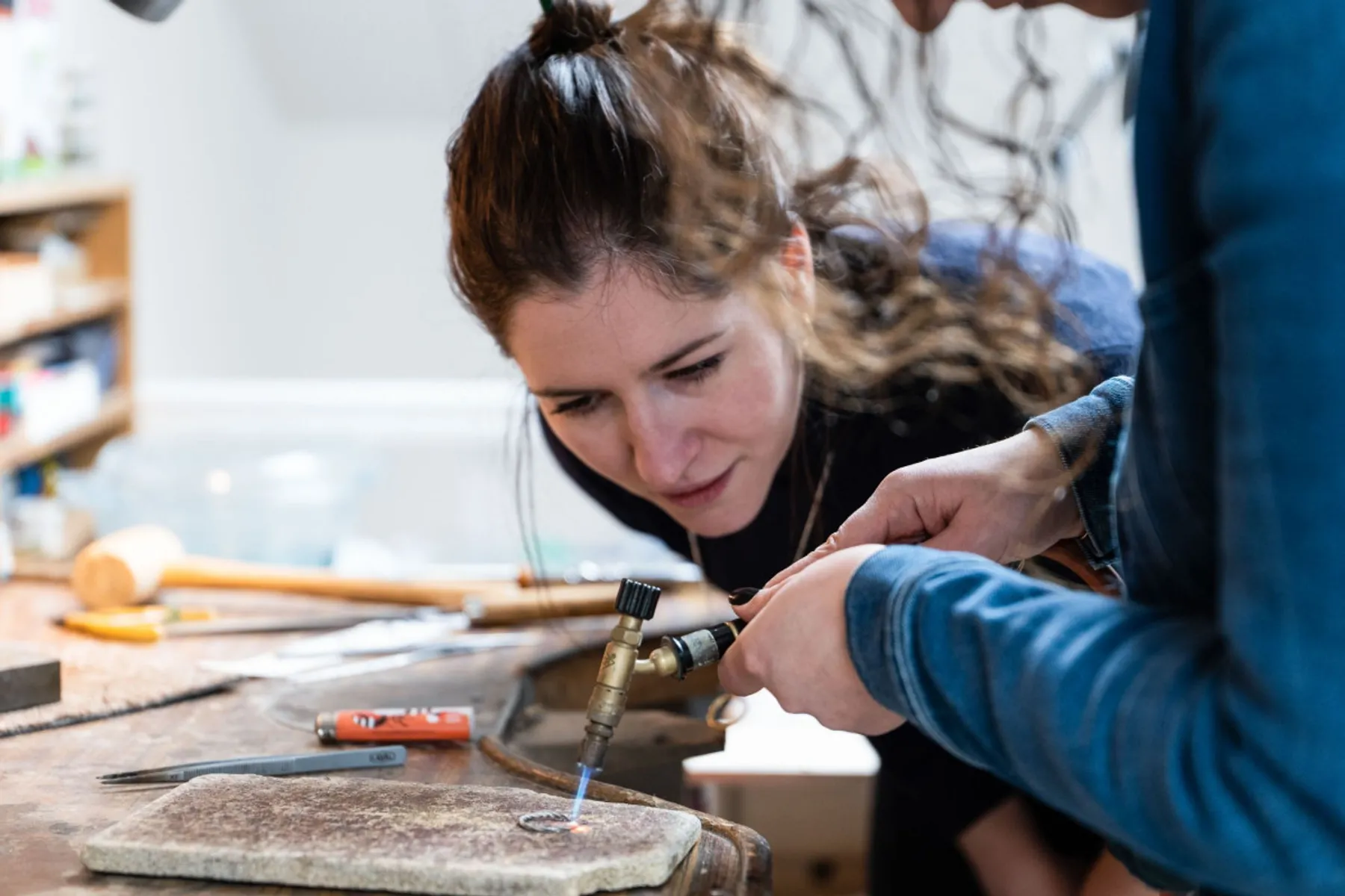 Réalisez votre paire de créoles en argent - Image n°2 - Wecandoo