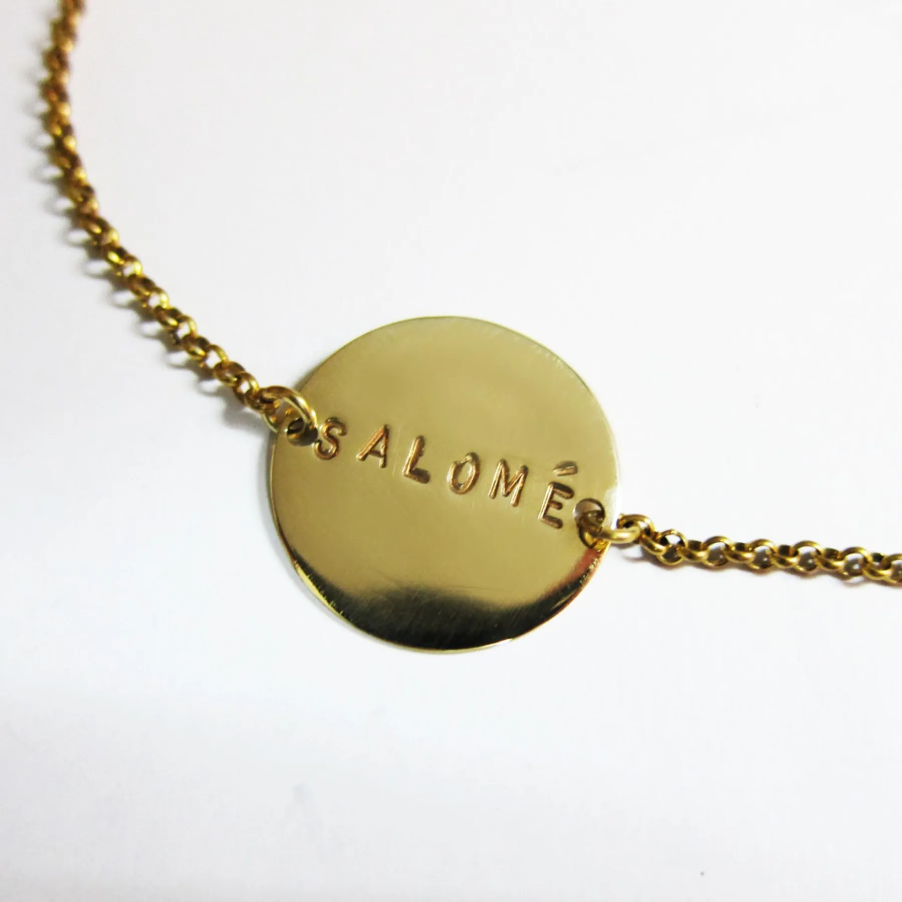 Réalisez votre médaille ciselée en laiton dorée - Image n°1 - Wecandoo