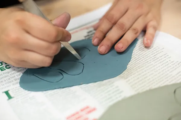 Réalisez votre set apéro en céramique et décorez le avec un motif en terre colorée - Image n°3 - Wecandoo