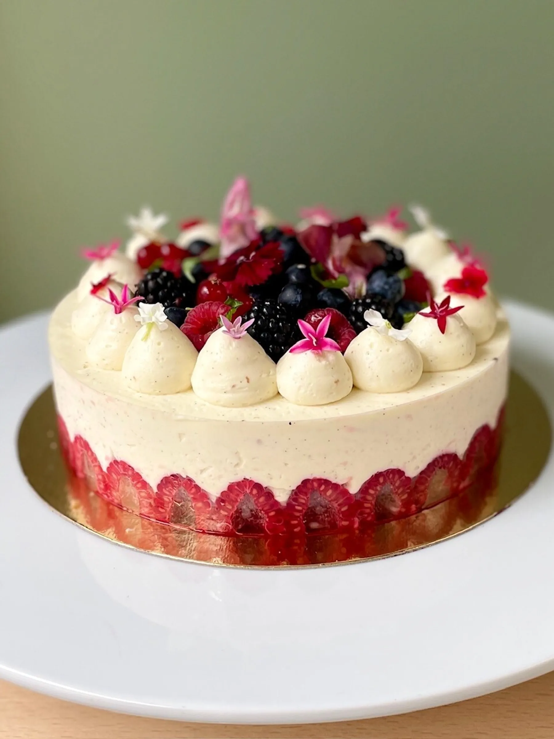 Réalisez votre entremets de saison : le fraisier, le framboisier ou le mangue-coco-passion (selon la saison) - Image n°3 - Wecandoo
