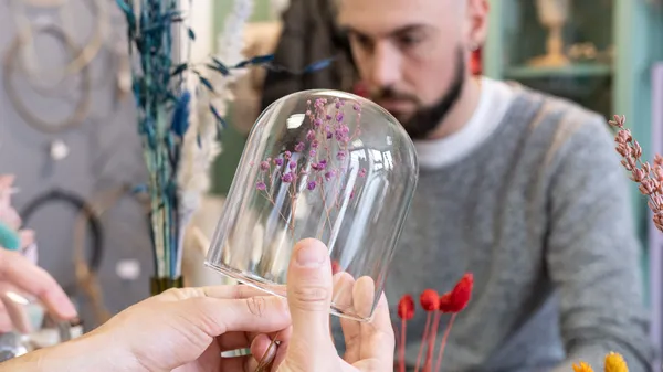 Composez votre cloche en fleurs séchées - Image n°3 - Wecandoo