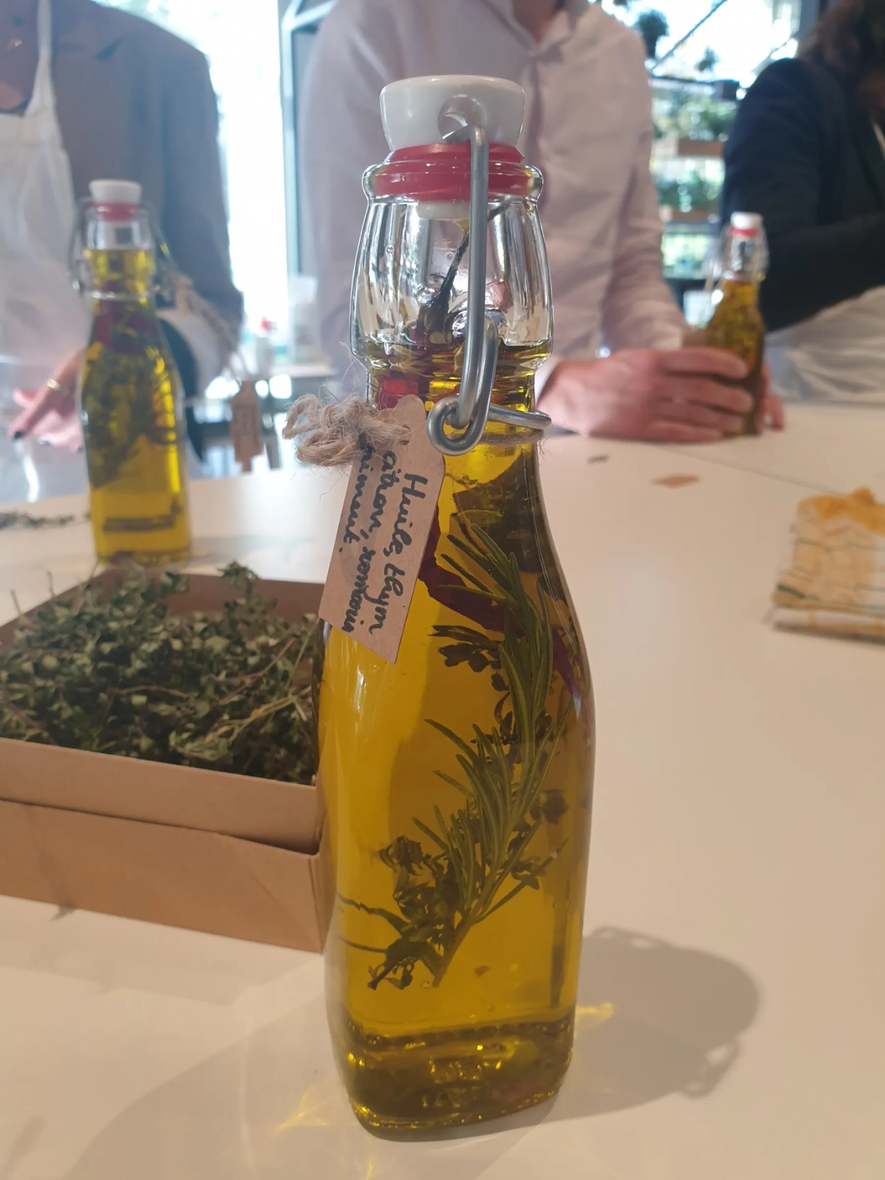 Sensibilisez votre équipe lors de la visite d'une ferme urbaine et créez votre huile parfumée en groupe - Afbeelding nr. 4 - Wecandoo