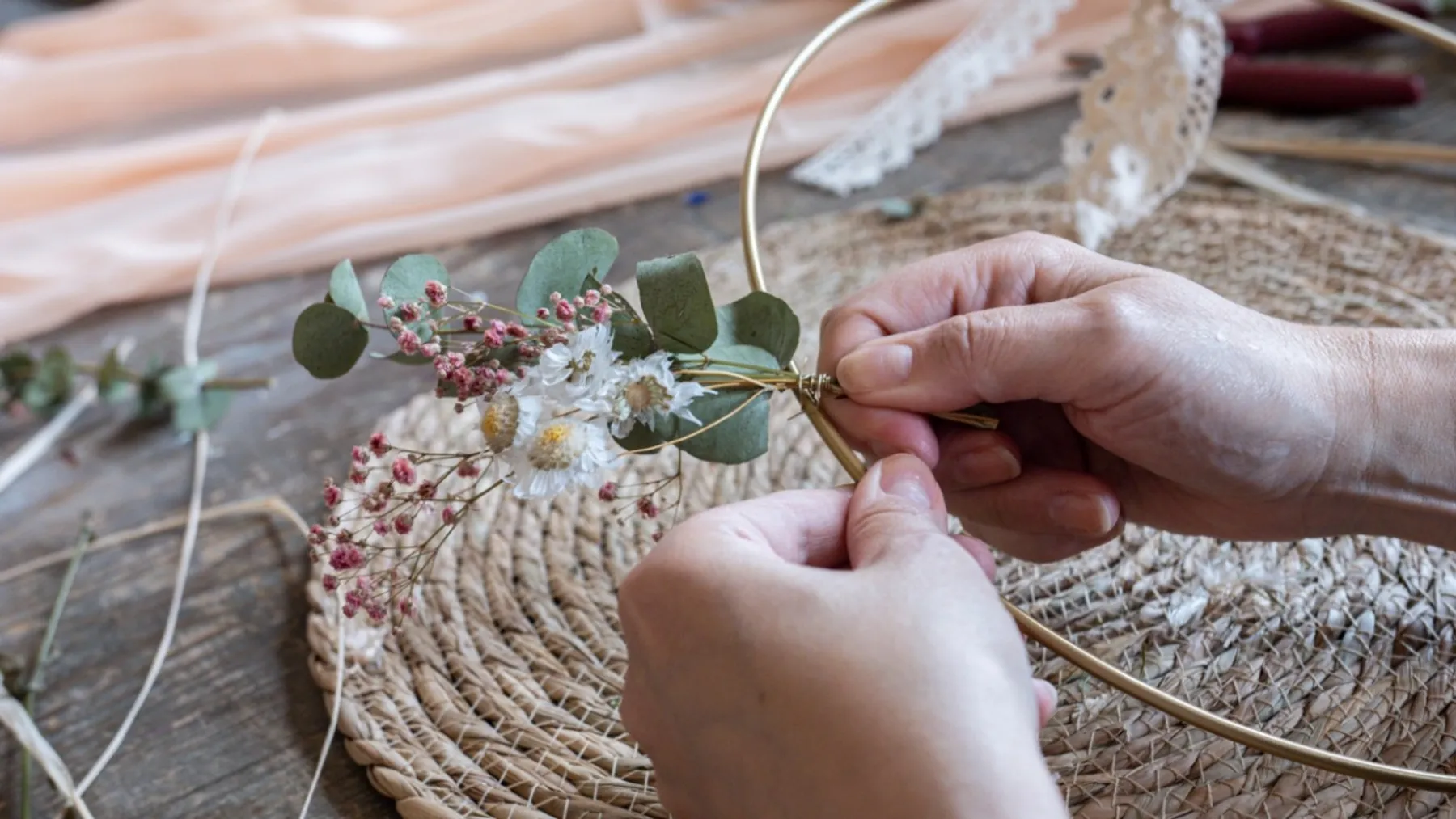Composez votre couronne en fleurs séchées - Image n°3 - Wecandoo
