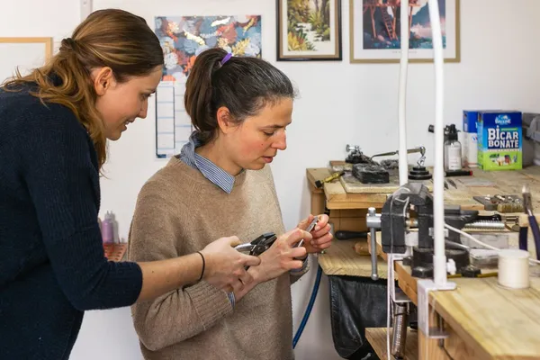 Réalisez votre duo d'alliances en argent en couple - Image n°1 - Wecandoo