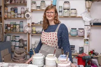 Delphine: Artisan Céramiste in Cantal (15)