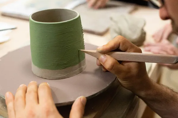 Réalisez votre tasse ou pot en céramique et décorez le grâce à la technique du sgraffito - Image n°4 - Wecandoo