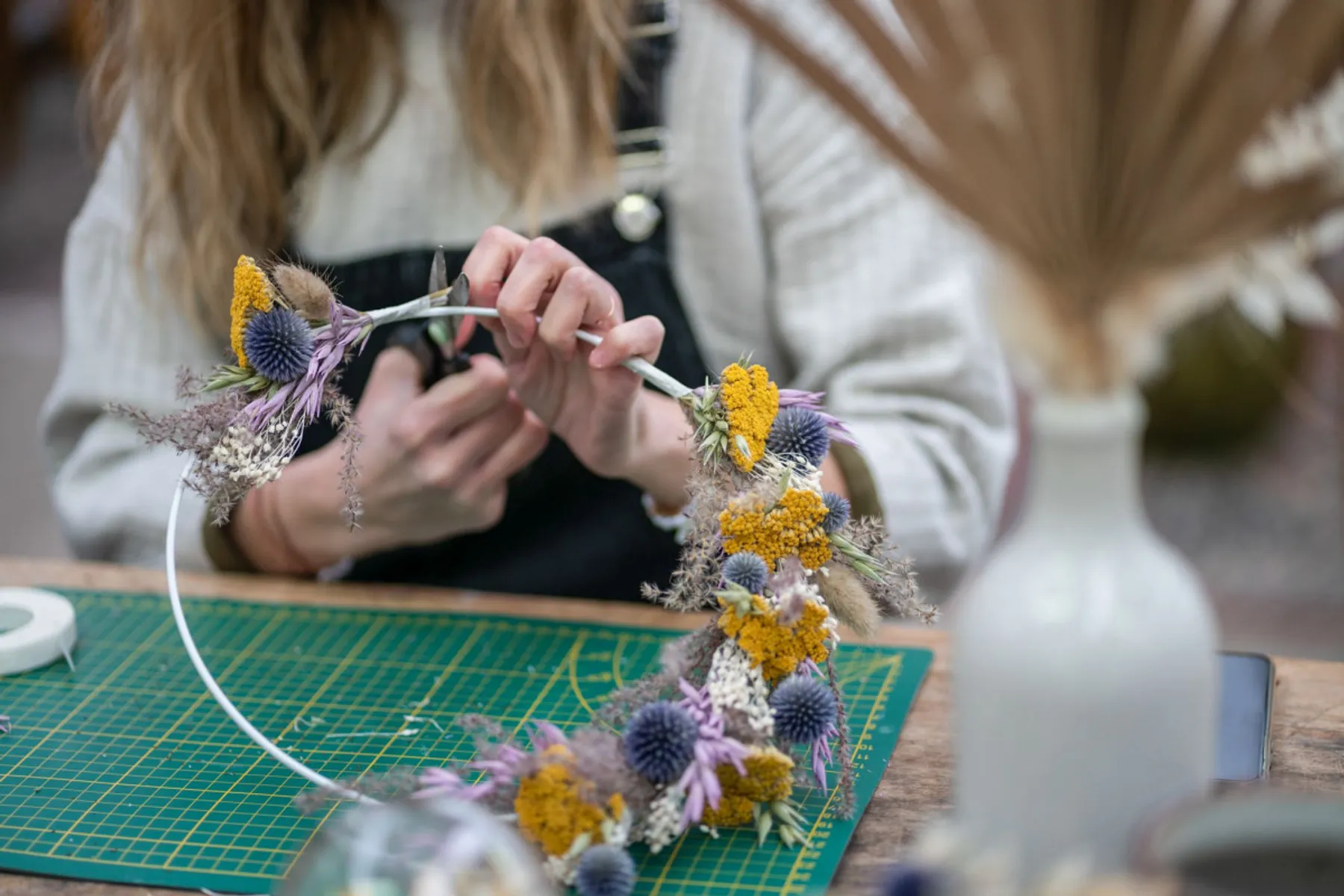 Réalisez votre couronne de fleurs séchées ou fraîches - Image n°4 - Wecandoo