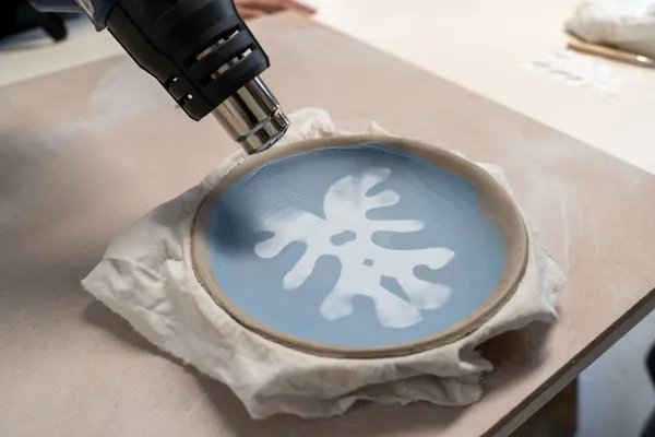 Modelez vos assiettes décorées à l'engobe - Image n°3 - Wecandoo