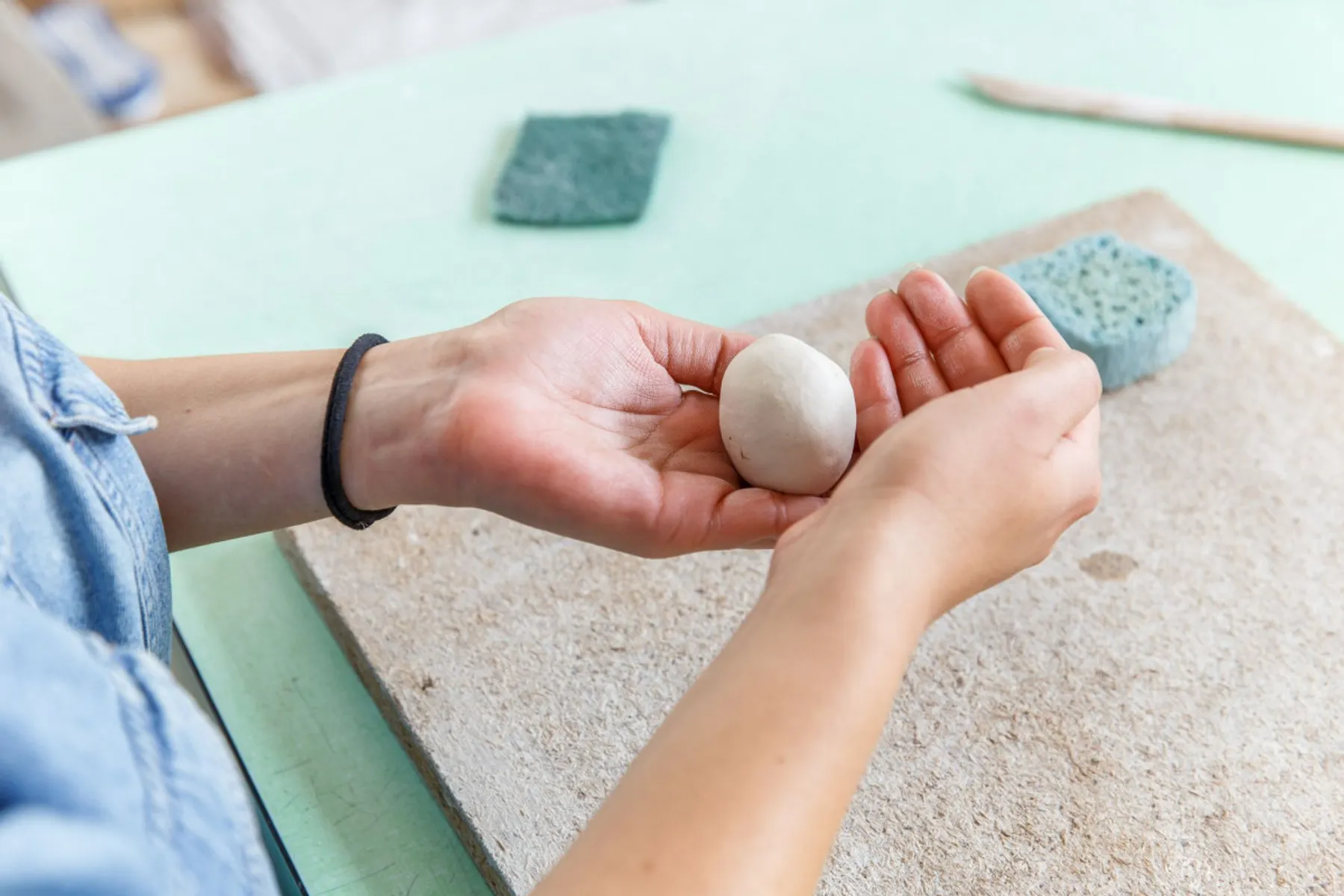 Modelez votre duo de bols décorés en porcelaine - Image n°2 - Wecandoo