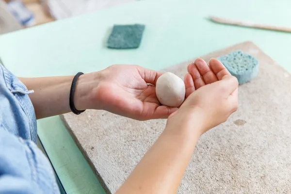 Modelez votre duo de bols décorés en porcelaine - Image n°2 - Wecandoo