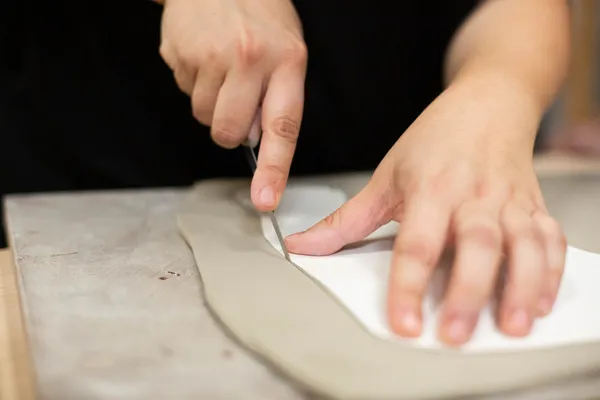 Réalisez votre set apéro en céramique et décorez le avec un motif en terre colorée - Image n°2 - Wecandoo