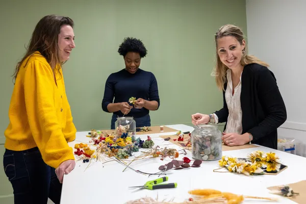 Créez votre miroir en fleurs séchées - Image n°4 - Wecandoo