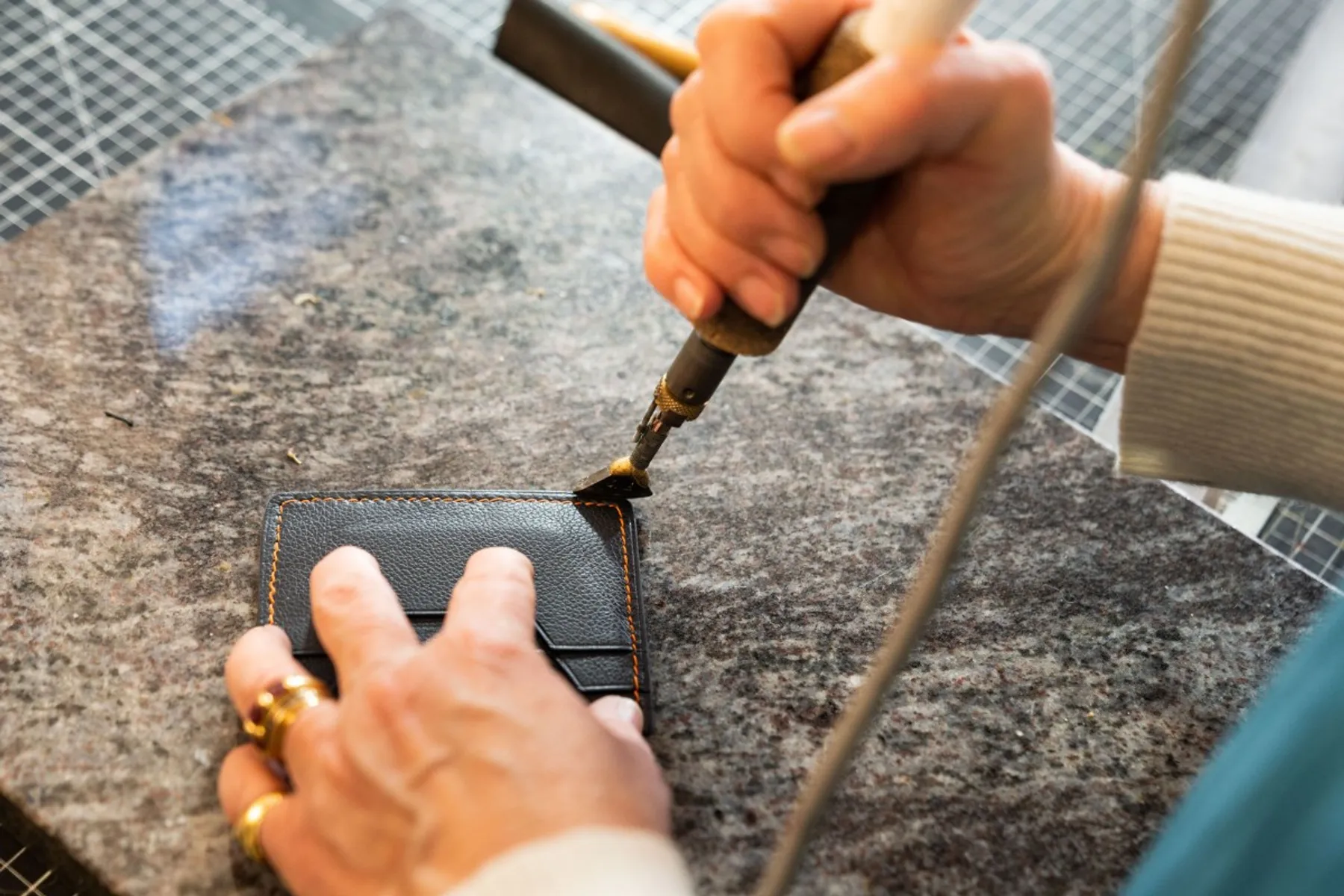 Réalisez votre porte-cartes en cuir - Image n°4 - Wecandoo