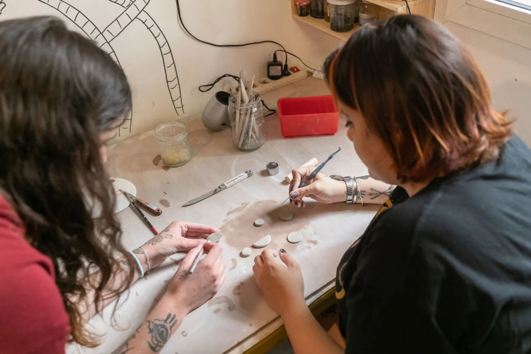 Modelez vos boucles d'oreilles en céramique - Image n°4 - Wecandoo