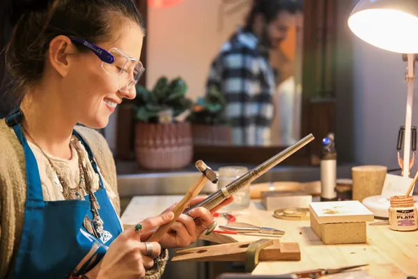 Créez deux anneaux martelés en argent - Image n°4 - Wecandoo