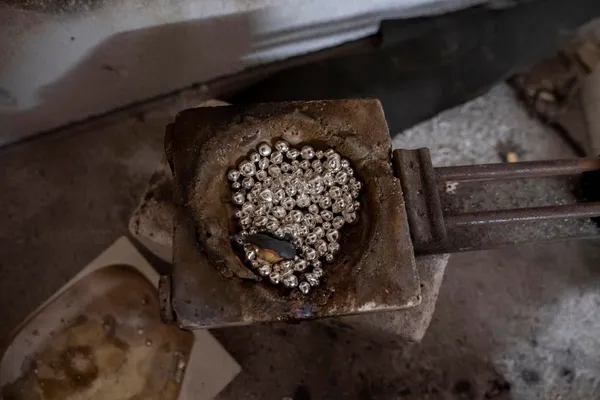 Créez votre paire de boucle d’oreilles en argent - Image n°1 - Wecandoo