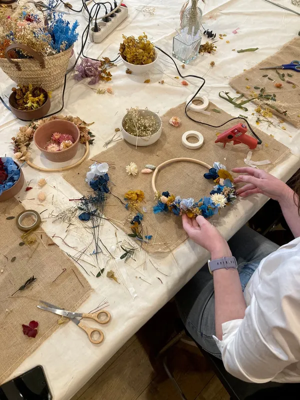 Réalisez votre couronne de fleurs séchées - Afbeelding nr. 2 - Wecandoo