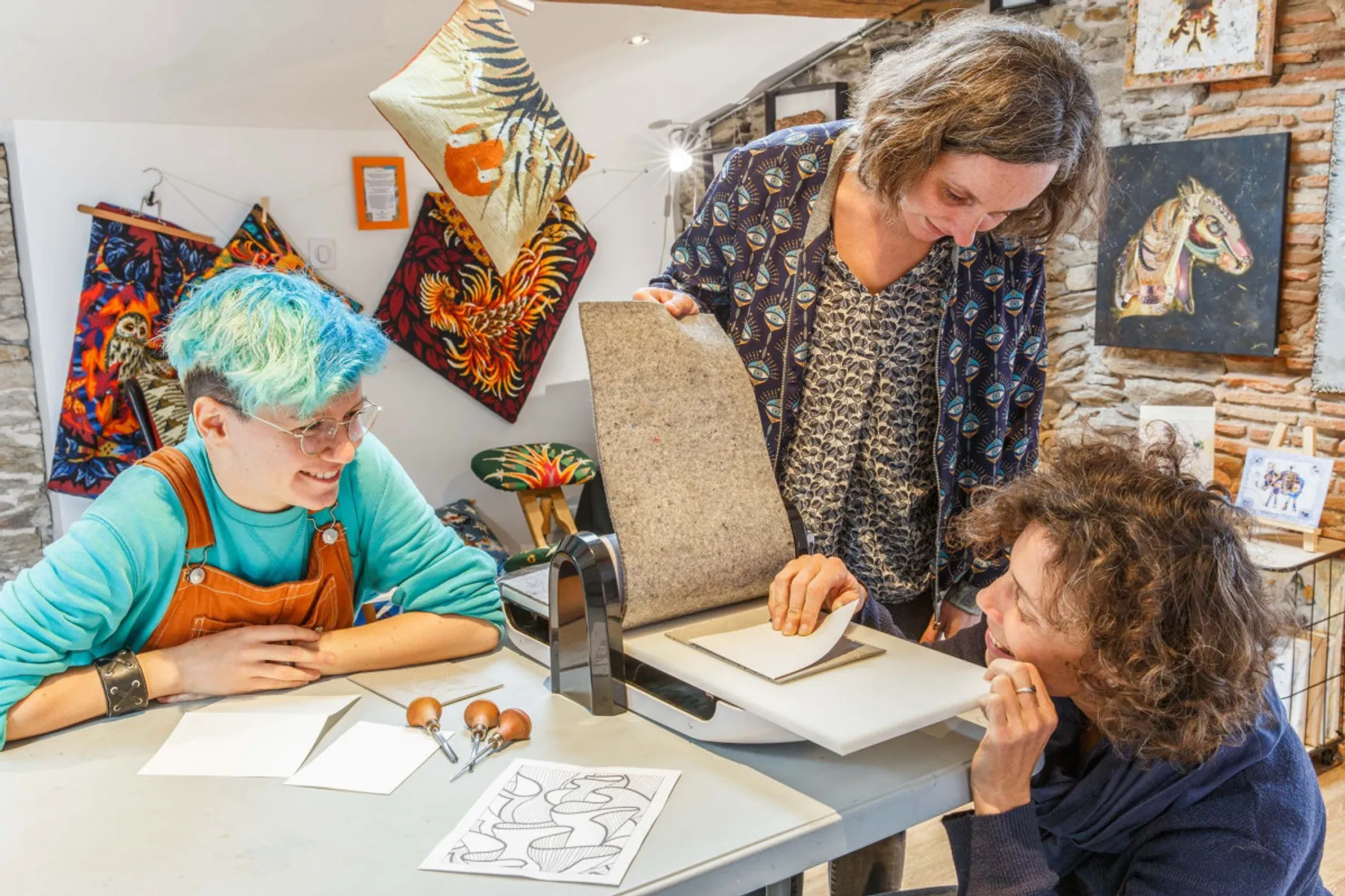 Découvrez le gaufrage, une technique d'impression sans encre, avec Léa, artisane graveuse - Image n°2 - Wecandoo