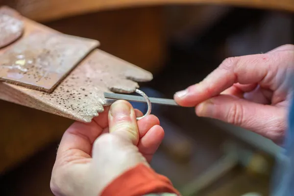 Créez votre duo d'anneaux martelés en argent - Image n°2 - Wecandoo