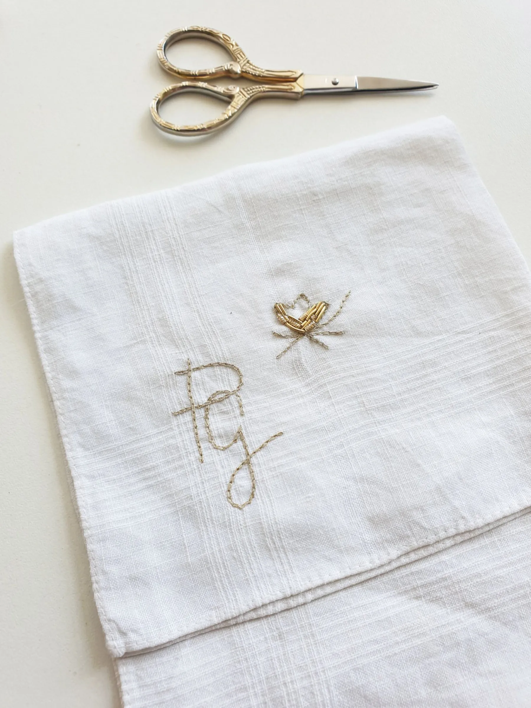 Brodez votre mouchoir ancien au fil d'or - Image n°5 - Wecandoo