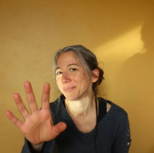 Sylvie: Artisan Céramiste in Nérigean