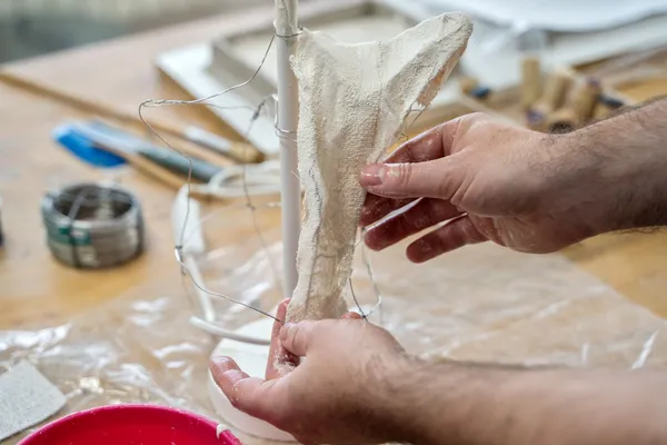 Modelez votre pied de lampe en plâtre - Image n°3 - Wecandoo