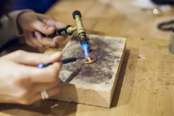 Réalisez vos alliances sur-mesure en duo en compagnie d'Aliénor et Zoé - Image n°4 - Wecandoo