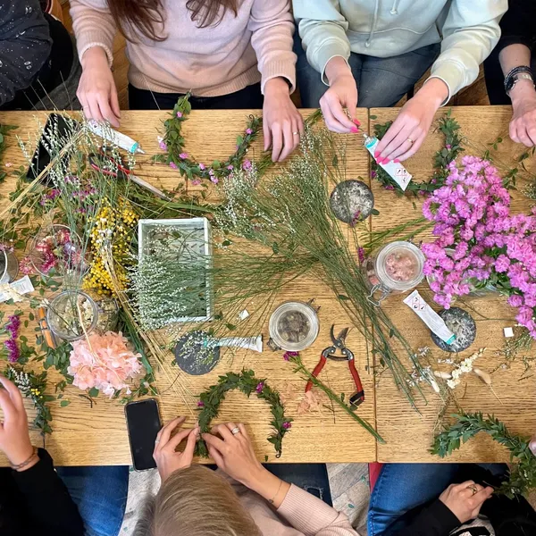 Réalisez vos couronnes de fleurs séchées en groupe - Image n°2 - Wecandoo
