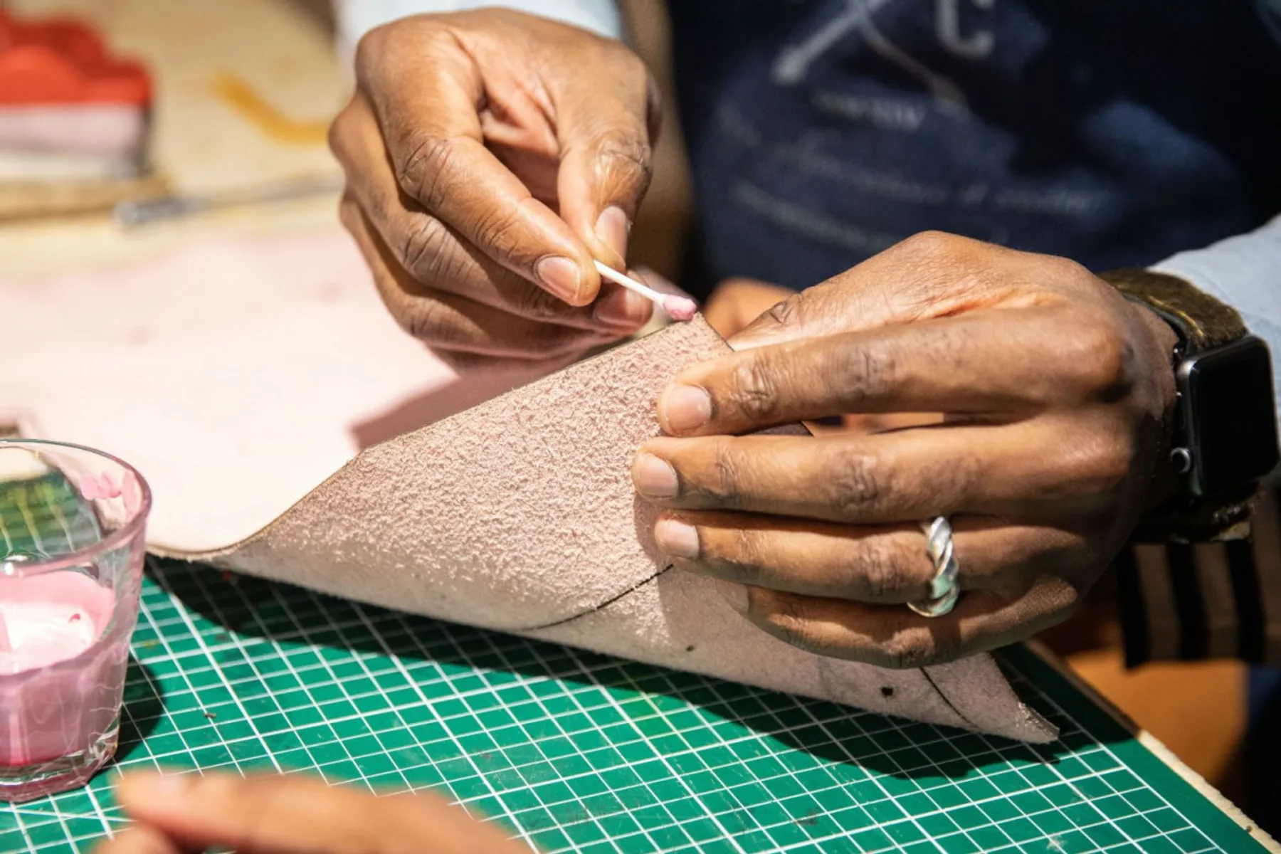 Fabriquez votre sac bandoulière en cuir autour d'un apéro ivoirien - Image n°3 - Wecandoo