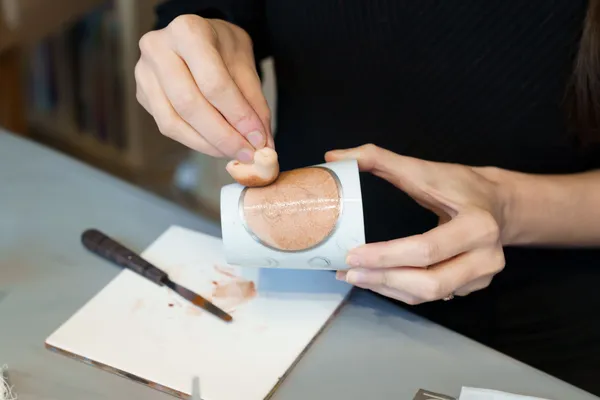 Découvrez les techniques de décor sur porcelaine - Image n°2 - Wecandoo