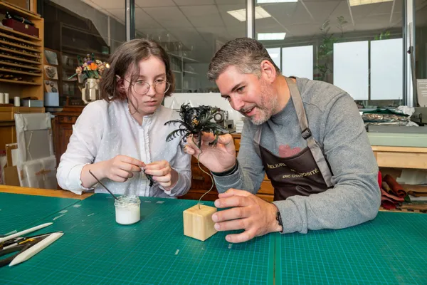 Réalisez votre fleur sous cloche en plumasserie - Image n°3 - Wecandoo