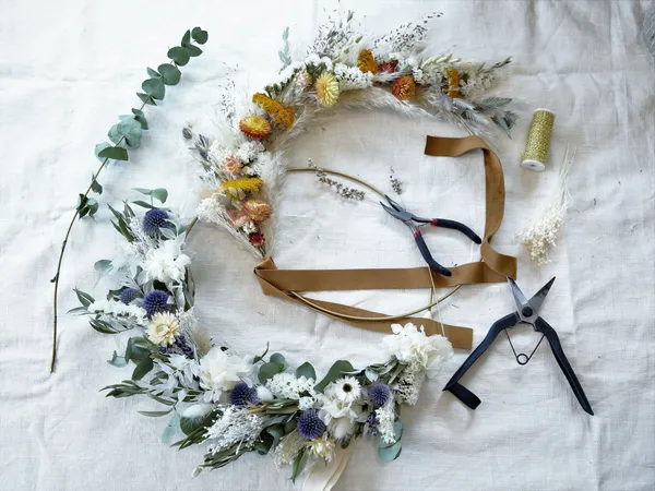 Wecandoo - Composez une grande couronne de fleurs séchées