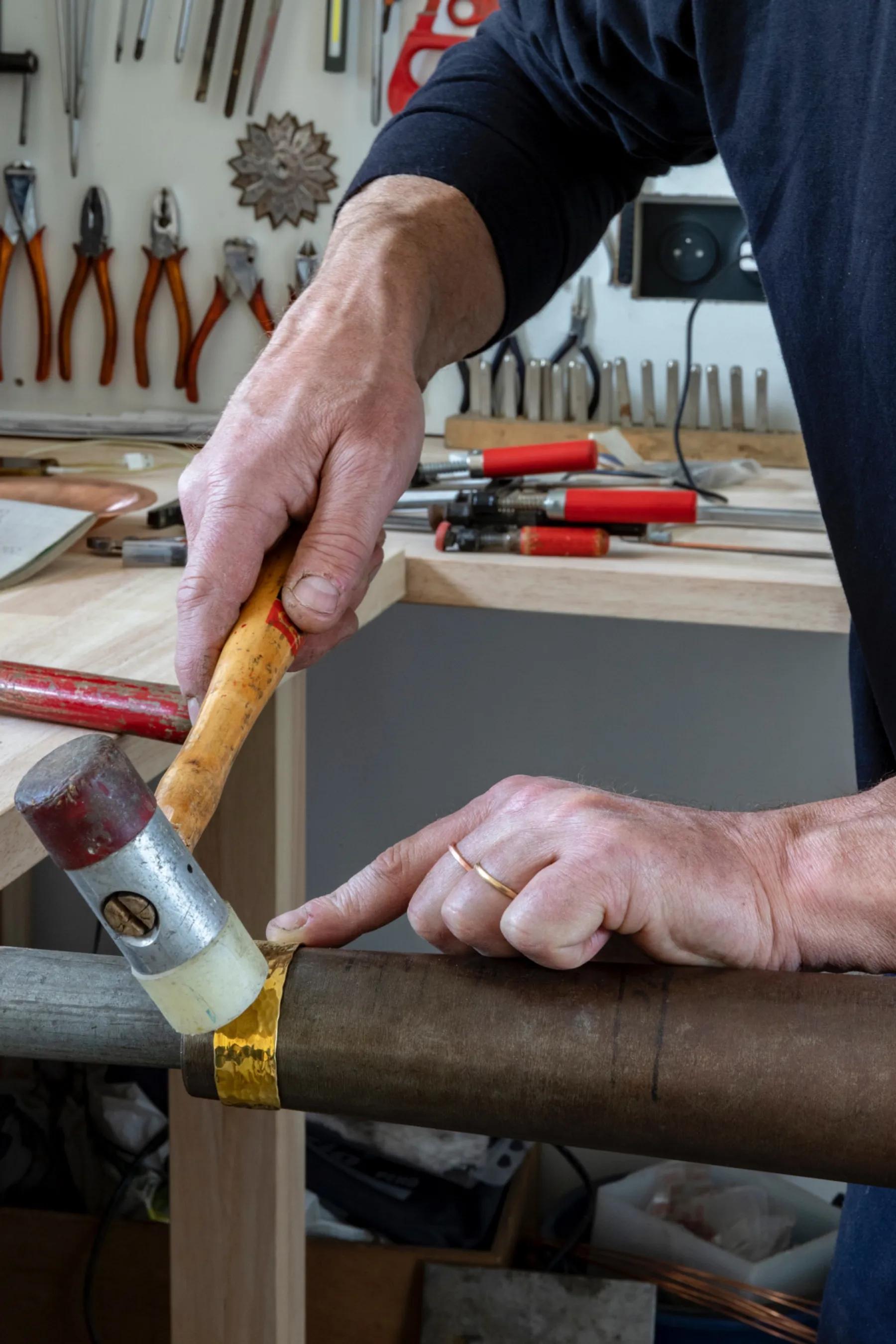 Initiez-vous à la dinanderie et réalisez un trio de bijoux en cuivre - Image n°2 - Wecandoo