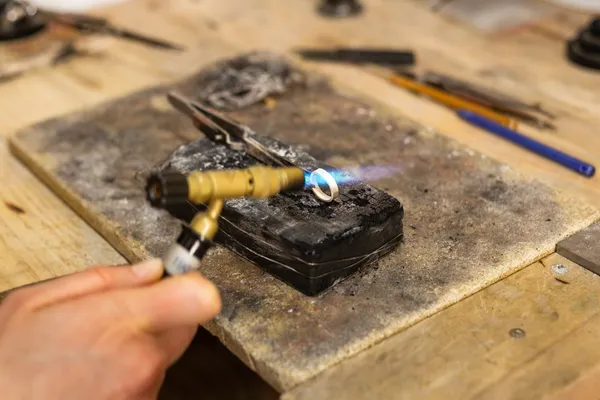 Réalisez votre duo d'alliances en argent en couple - Image n°2 - Wecandoo