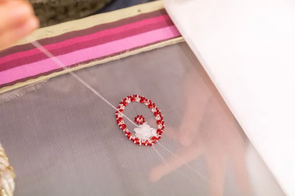 Brodez votre médaillon "Diana" avec Victoria, brodeuse d'Art Haute Couture Meilleur Ouvrier de France (MOF) - Image n°3 - Wecandoo