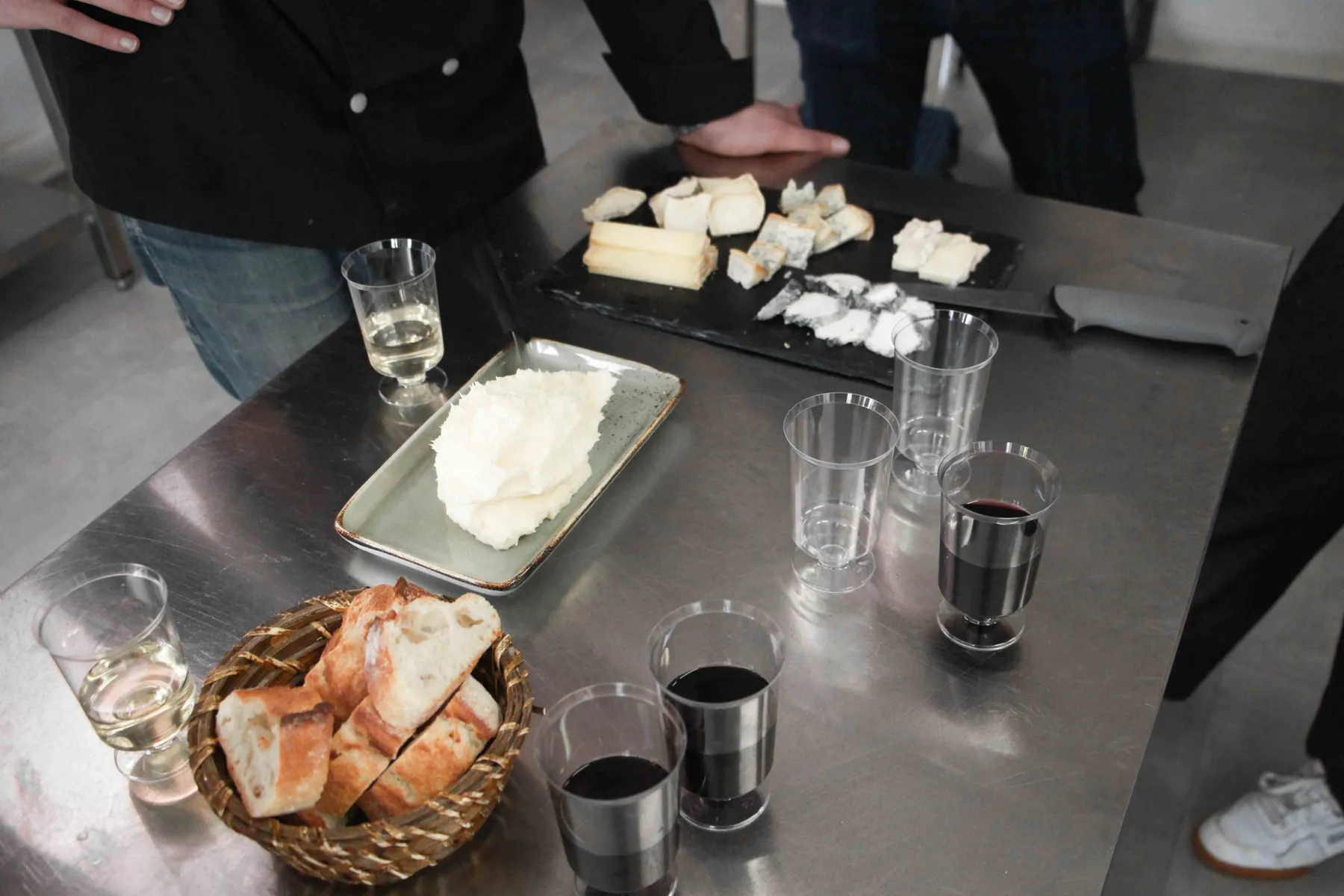 Réalisez votre duo de fromages et votre beurre avec Pierre, Guillaume et leur équipe - Image n°2 - Wecandoo