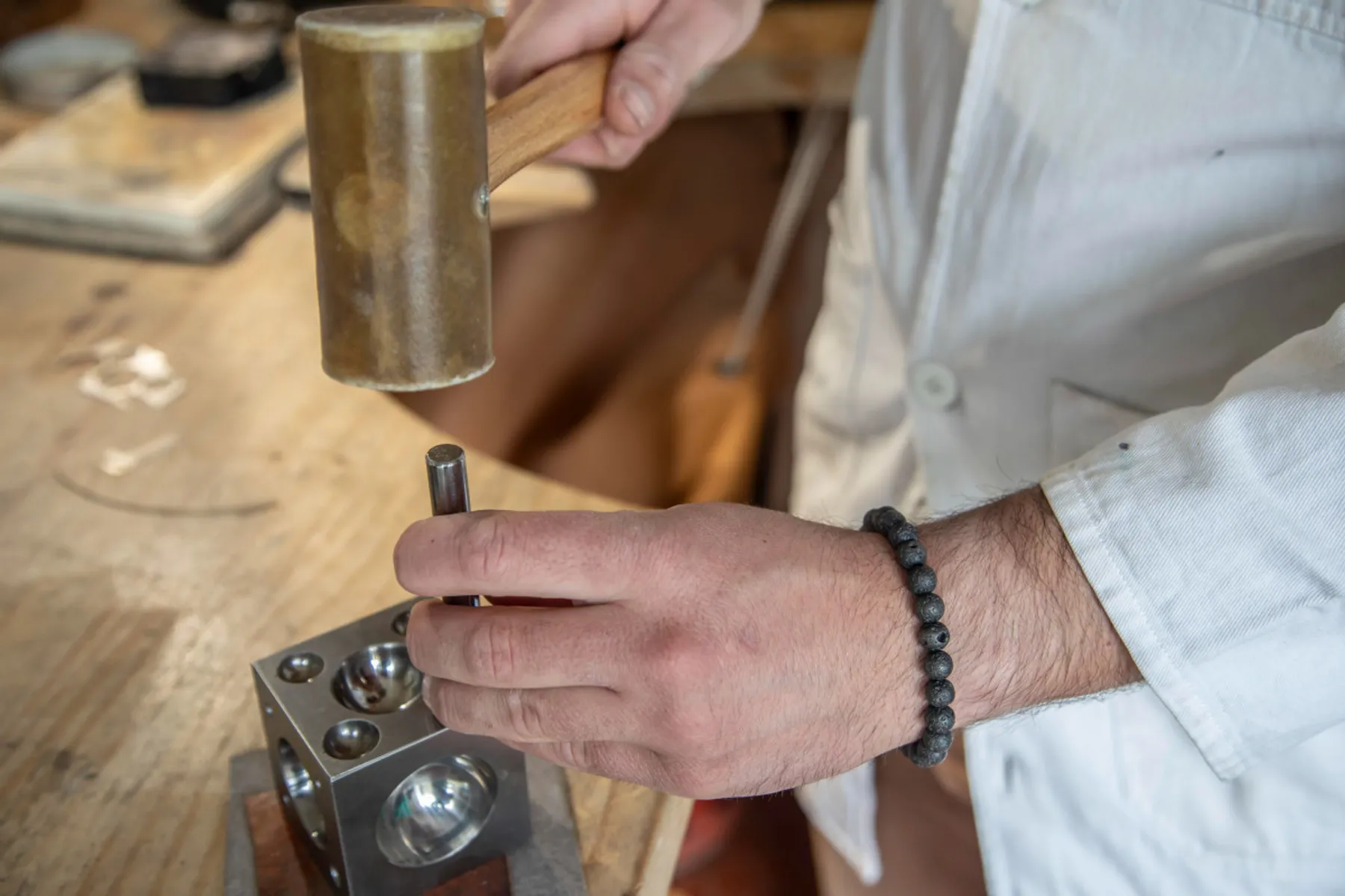 Fabriquez vos boucles d'oreilles uniques en argent - Image n°3 - Wecandoo