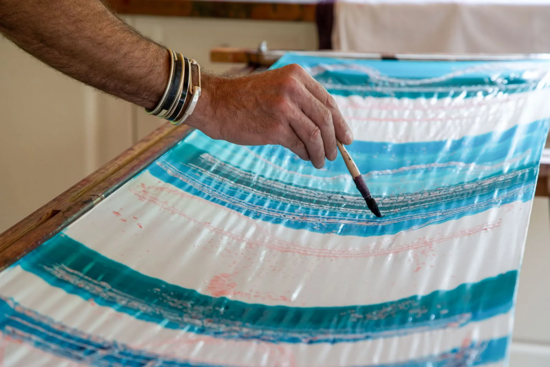 Découvrez la technique du batik sur soie et créez votre carré de soie ou votre écharpe - Image n°2 - Wecandoo