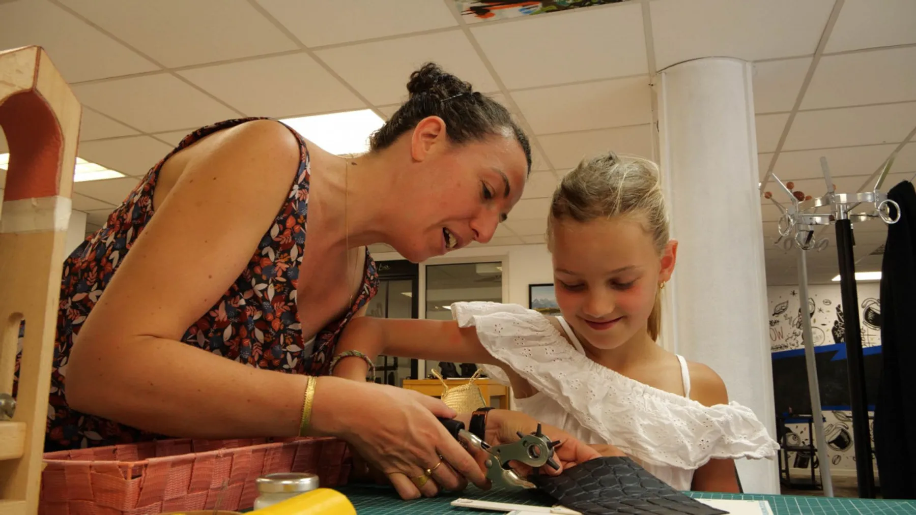 Réalisez un accessoire en cuir en duo avec votre enfant - Image n°4 - Wecandoo