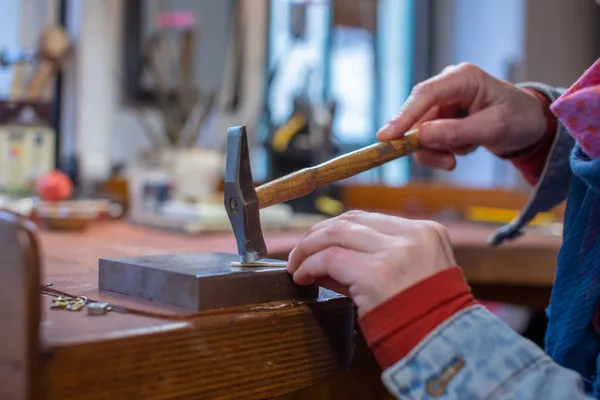 Créez votre duo d'anneaux martelés en argent - Image n°4 - Wecandoo