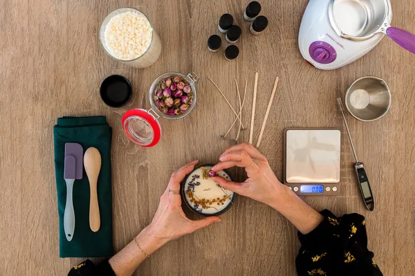 Réalisez votre bougie fleurie et une suspension parfumée - Image n°4 - Wecandoo