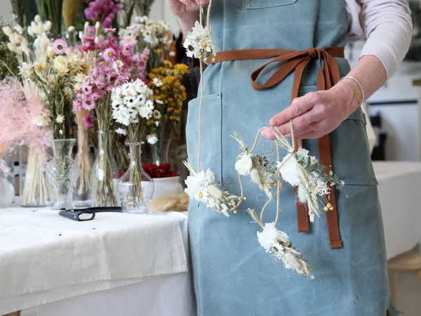 Wecandoo - Créez votre guirlande de fleurs séchées en famille