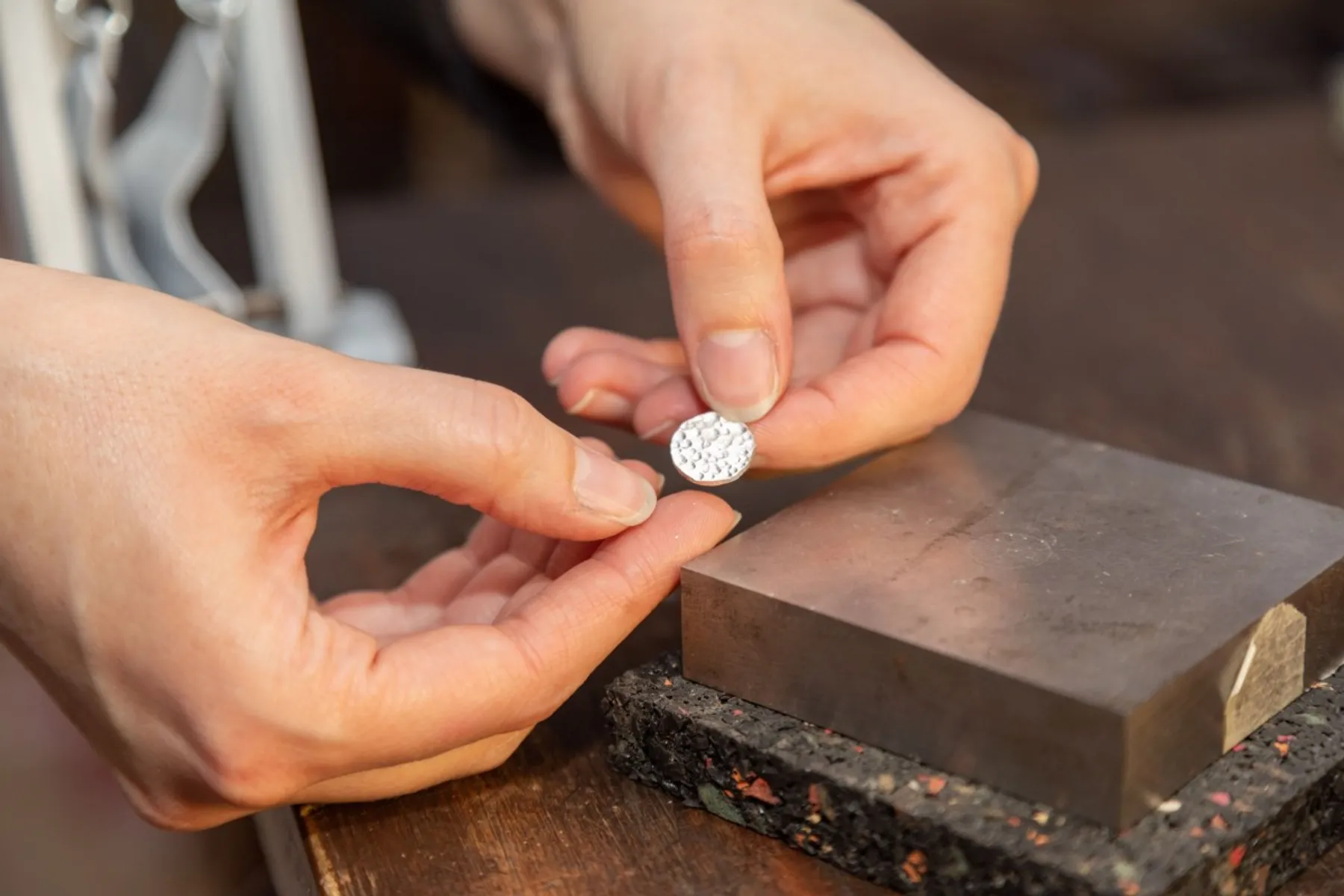 Créez vos boucles d'oreilles personnalisées en argent - Image n°1 - Wecandoo