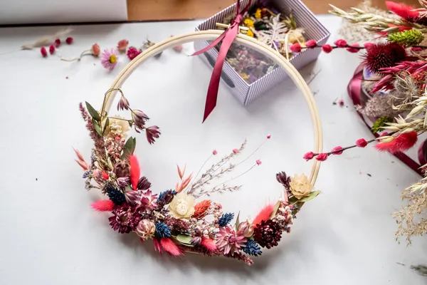 Réalisez votre tambour brodé de fleurs séchées - Image n°1 - Wecandoo