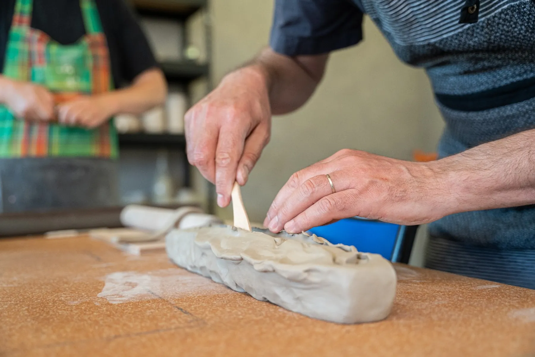 Modelez votre duo de mugs en grès - Afbeelding nr. 2 - Wecandoo