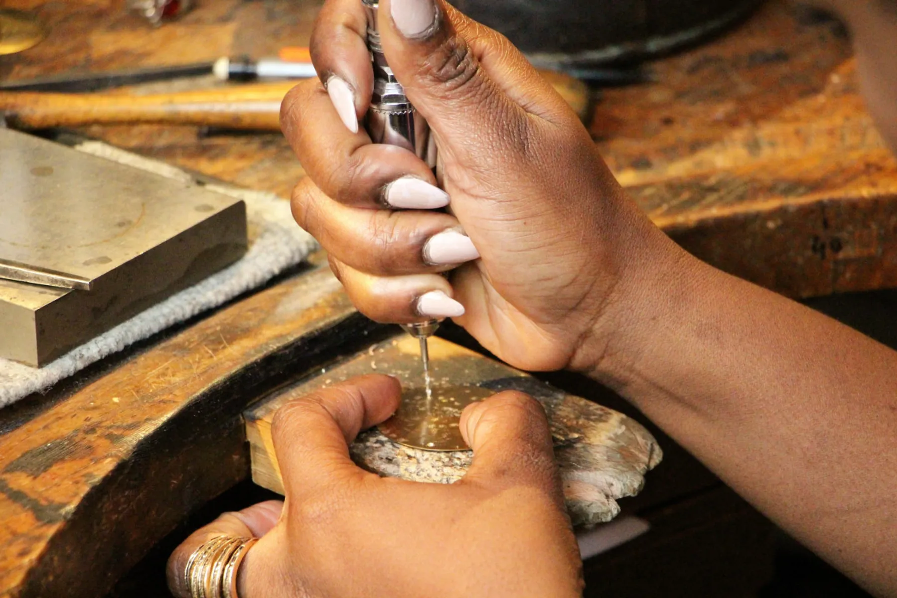 Réalisez votre médaille ciselée en laiton dorée - Image n°3 - Wecandoo