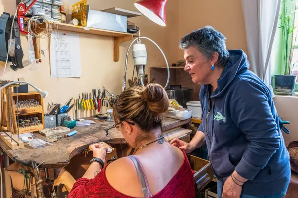 Réalisez votre paire de boucles d'oreilles en argent et émail - Image n°3 - Wecandoo