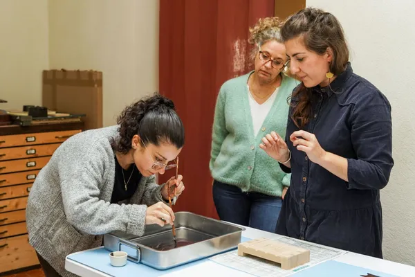 Initiez-vous au papier Suminagashi et reliez votre carnet A5 - Image n°2 - Wecandoo